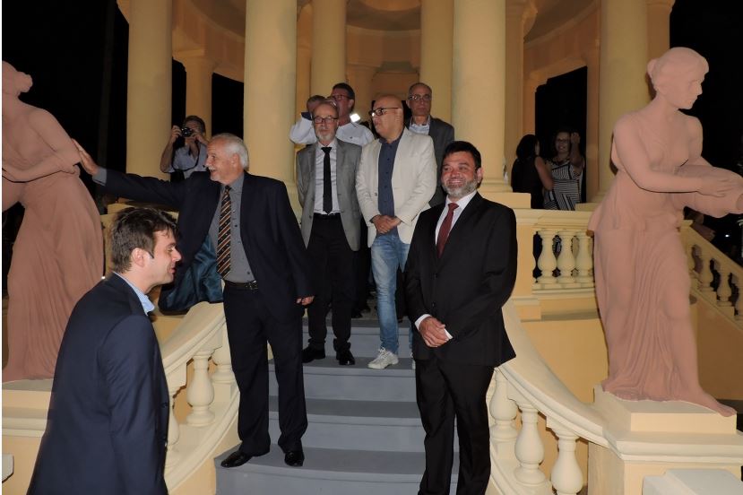 Toninho Sarasá junto às ninfas: entrega oficial do Château D'Eau à cidade aconteceu neste sábado