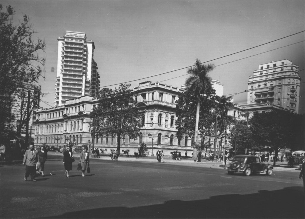 Figura 03: Esquina da praça da República com a Escola Caetano de Campos na década de 1950. Fonte: Museu Paulista da USP.